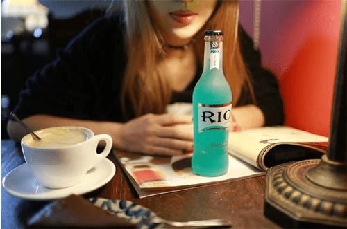 新茶飲時(shí)代 當(dāng)青梅竹馬解不開的消費(fèi)困局，遇見(jiàn)“小白”的零售解法